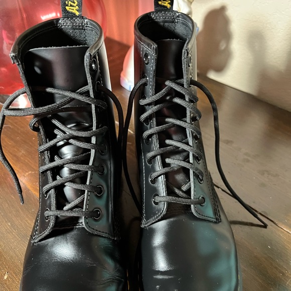 DR MARTENS 1460 LACE UP BOOTS. SIZE 8 - Picture 8 of 8